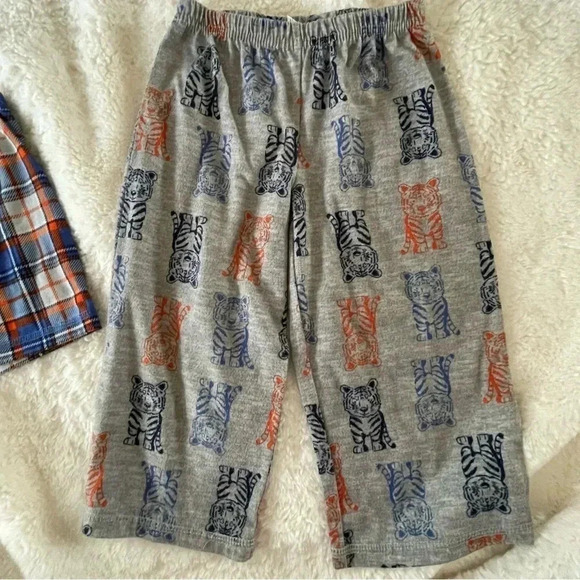 Carter’s 2T - 3 piece plaid tiger pajamas set - Picture 7 of 10